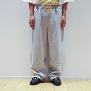 二人称展 スウェットパンツ