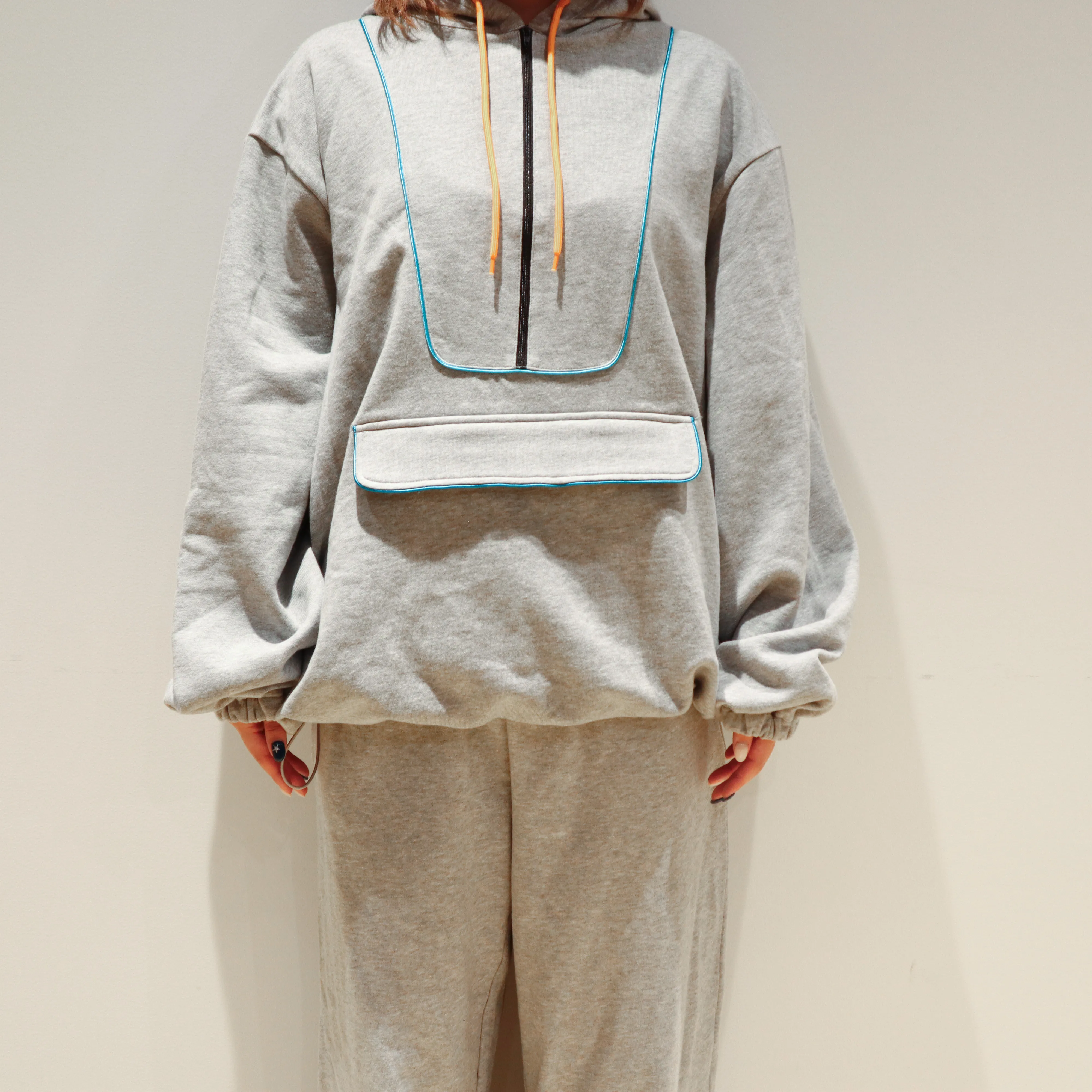 二人称展 ハーフジップパーカー